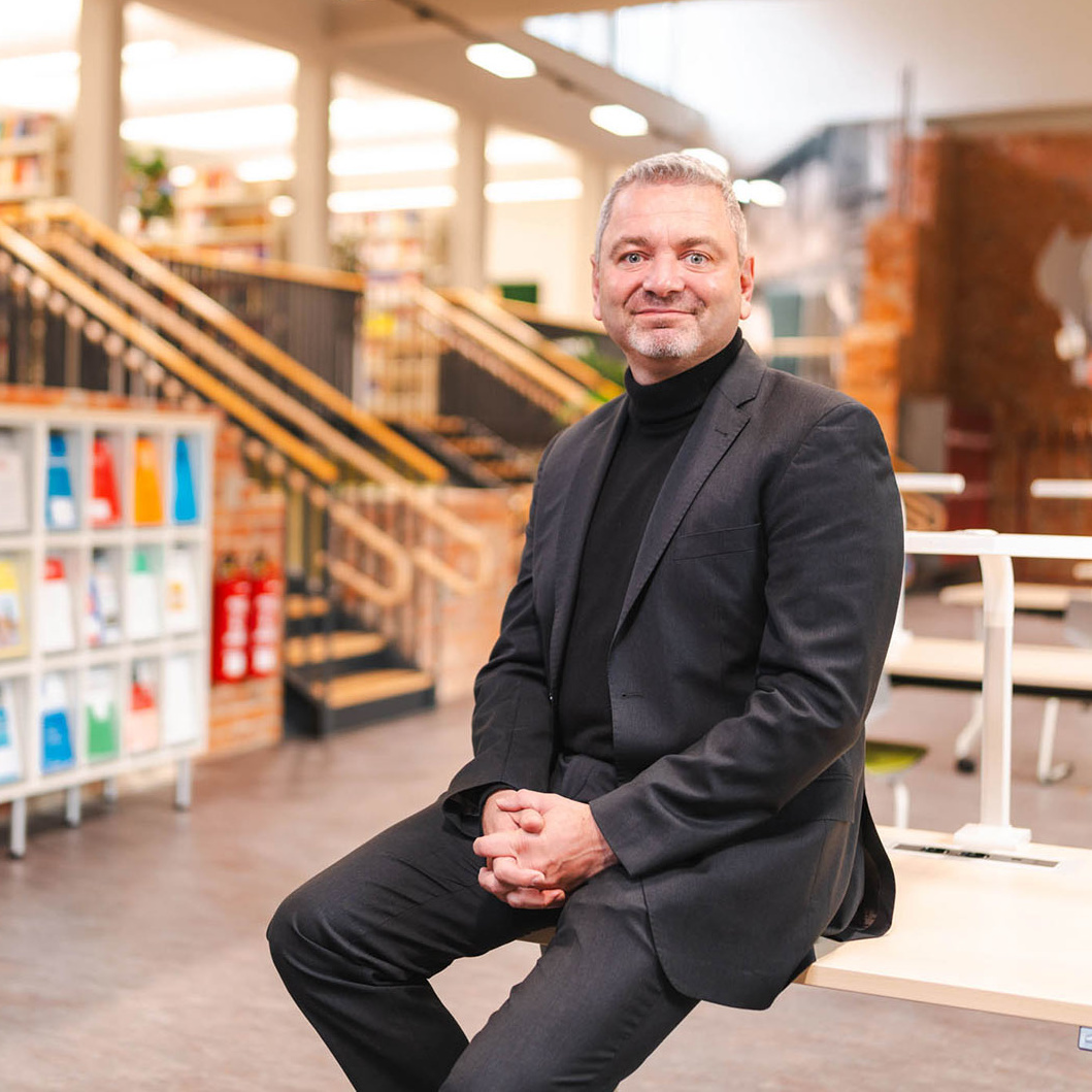 Prof. Dr. André Niedostadek in der Bilbliothek der Hochschule Harz